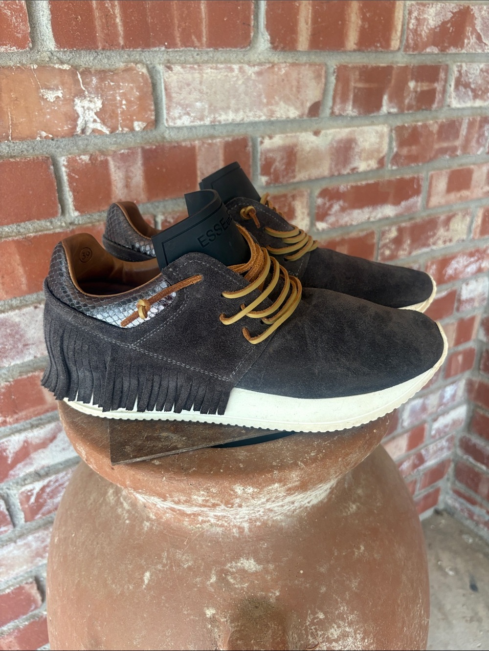 Esseutesse - Women's Soleil Fringe Sneaker